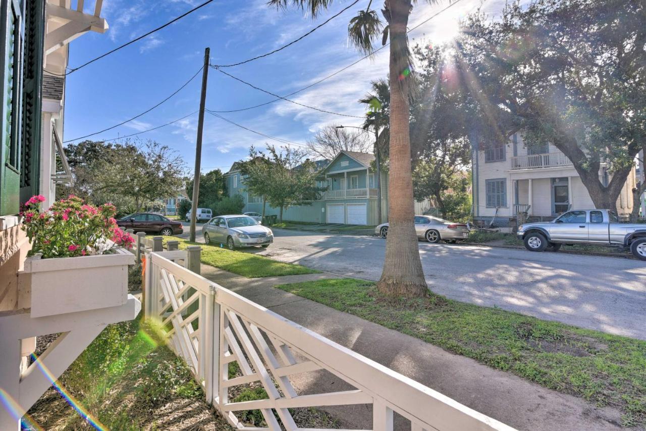 Bright Galveston Cottage Close To Beach And Strand Exterior photo